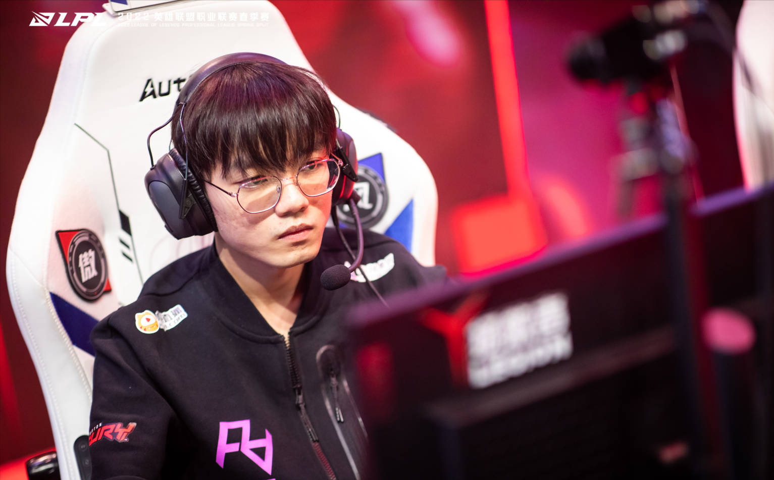 包含100T绝杀GEN，Crisp拿下关键大龙焦点之战小组赛，成为赛场最大亮点的词条