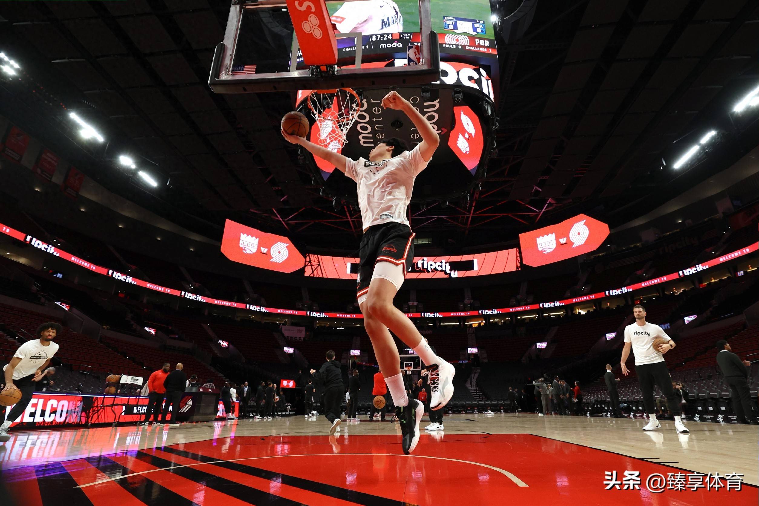 爵士险胜吉林队,霍勒迪统治全场 爵士险胜吉林队,霍勒迪统治全场