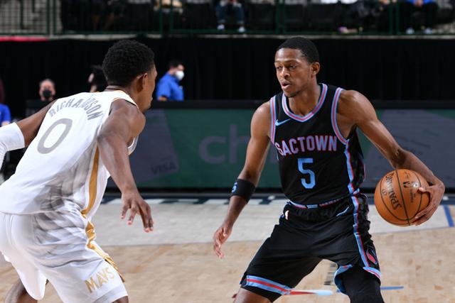 开云APP-独行侠轻取上海队，福克斯统治全场